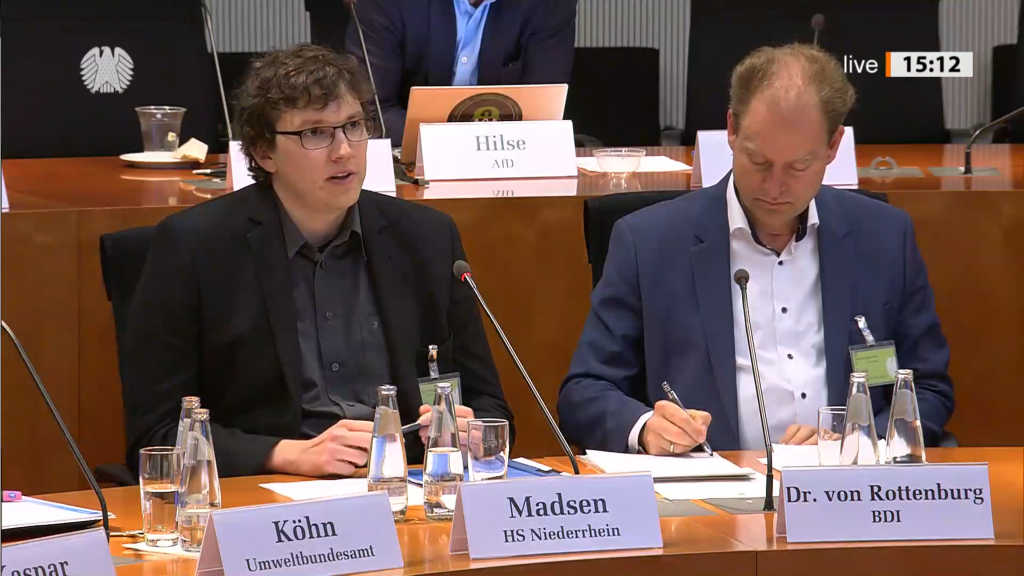 Marius Madsen stellt als Sachverständiger im Ausschuss für Klimaschutz und Energie des Deutschen Bundestages die Ergebnisse der "Kurzstudie Energieeffizienzmaßnahmen in der Industrie" vor.